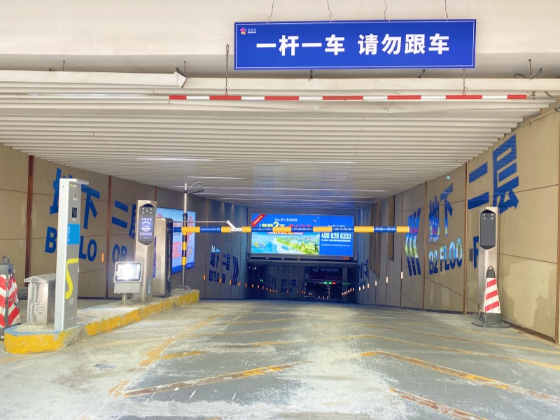 上海愛琴海購物公園停車場收費(fèi)管理系統(tǒng)及設(shè)備案例